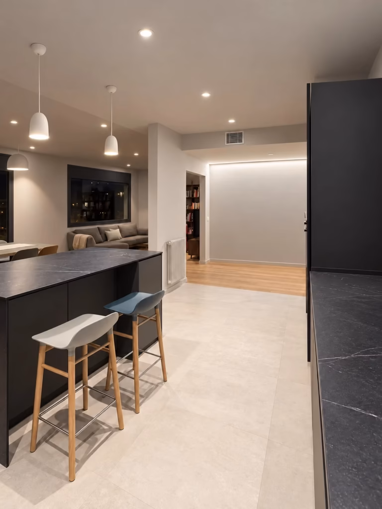Cocina gris con isla y taburetes de madera