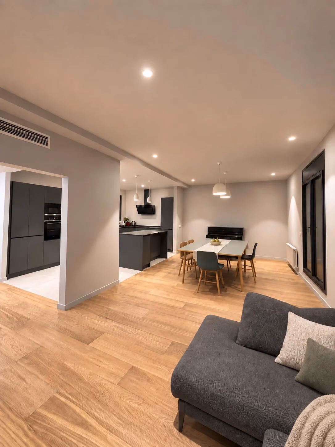 Salón de la vivienda reformada en Sarrià–Sant Gervasi