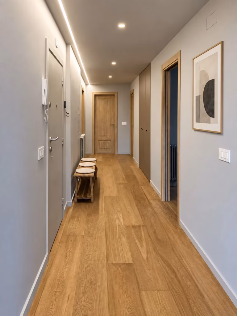 Pasillo con pavimento de madera y luz empotrada